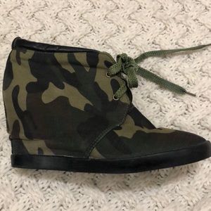Camo wedge, ankle boots!